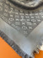 路L家-灰銀 經典Monogram 47%桑蠶絲 26%黏膠纖維 17%羊毛 10%聚酯纖維 140x140cm