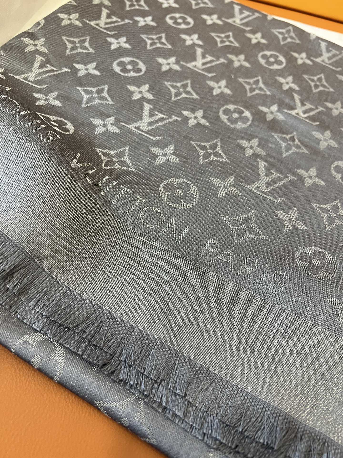 路L家-灰銀 經典Monogram 47%桑蠶絲 26%黏膠纖維 17%羊毛 10%聚酯纖維 140x140cm