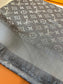 路L家-灰銀 經典Monogram 47%桑蠶絲 26%黏膠纖維 17%羊毛 10%聚酯纖維 140x140cm