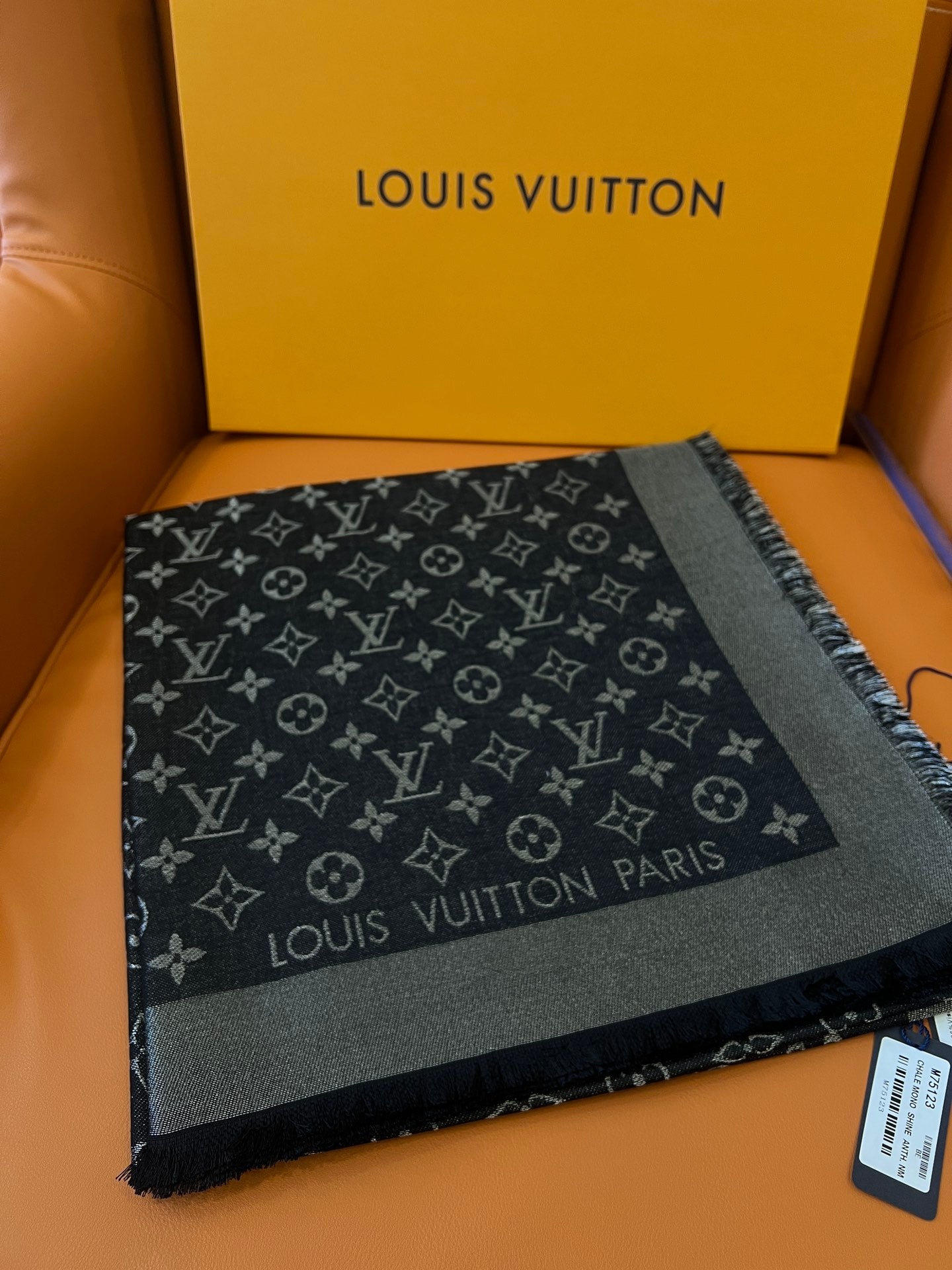路L家-黑銀 經典Monogram 47%桑蠶絲 26%黏膠纖維 17%羊毛 10%聚酯纖維 140x140cm