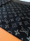 路L家-黑銀 經典Monogram 47%桑蠶絲 26%黏膠纖維 17%羊毛 10%聚酯纖維 140x140cm