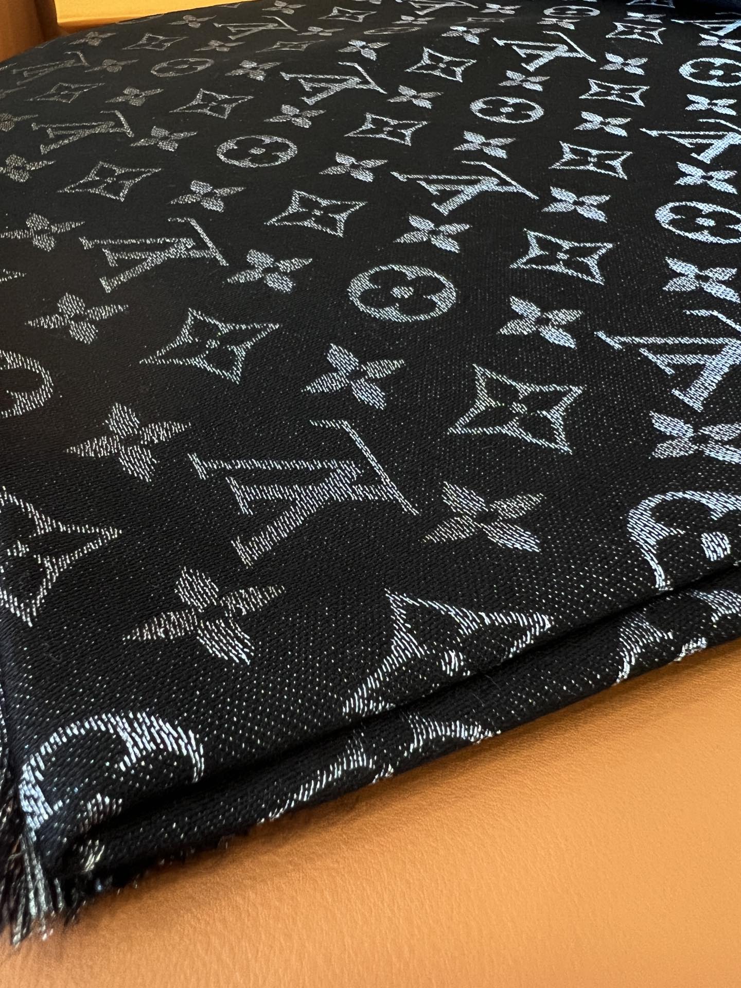 路L家-黑銀 經典Monogram 47%桑蠶絲 26%黏膠纖維 17%羊毛 10%聚酯纖維 140x140cm
