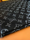 路L家-黑銀 經典Monogram 47%桑蠶絲 26%黏膠纖維 17%羊毛 10%聚酯纖維 140x140cm