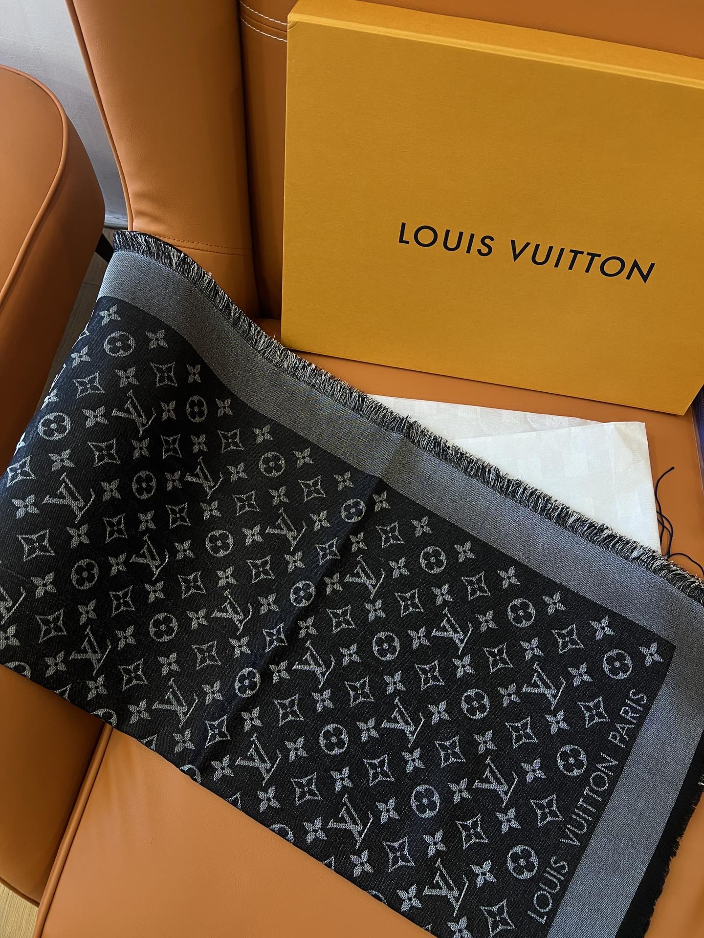 路L家-黑銀 經典Monogram 47%桑蠶絲 26%黏膠纖維 17%羊毛 10%聚酯纖維 140x140cm