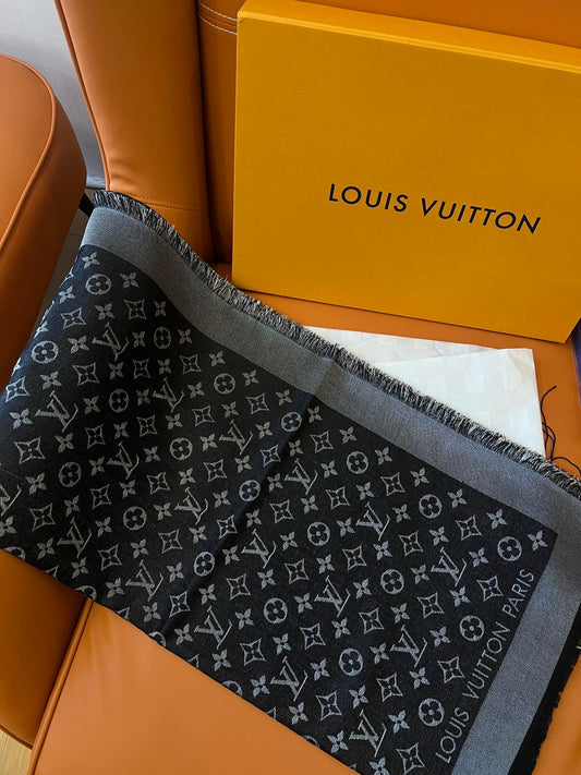 路L家-黑銀 經典Monogram 47%桑蠶絲 26%黏膠纖維 17%羊毛 10%聚酯纖維 140x140cm