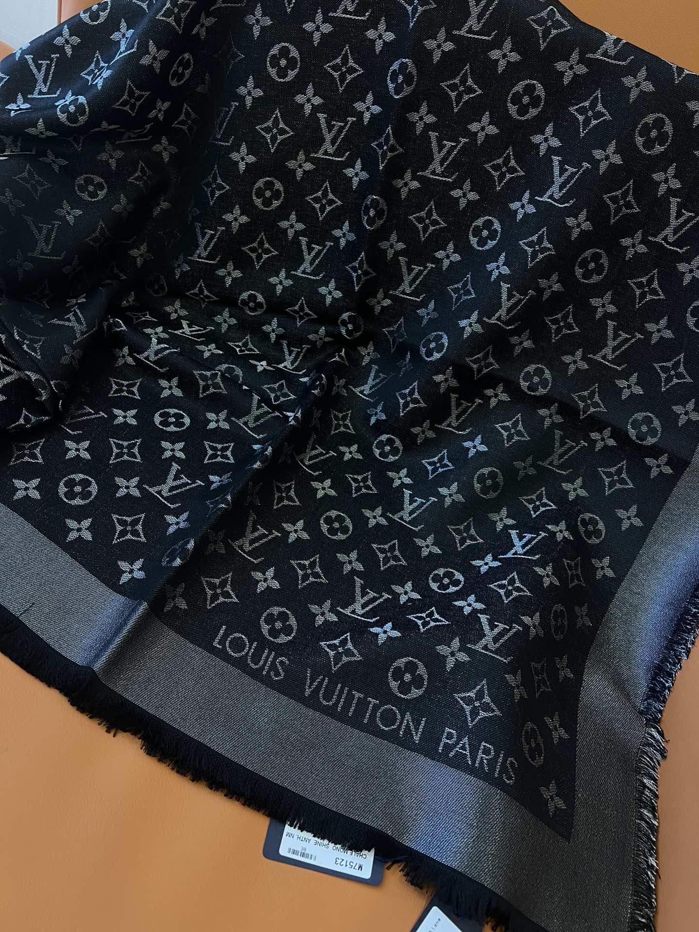 路L家-黑銀 經典Monogram 47%桑蠶絲 26%黏膠纖維 17%羊毛 10%聚酯纖維 140x140cm