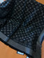 路L家-黑銀 經典Monogram 47%桑蠶絲 26%黏膠纖維 17%羊毛 10%聚酯纖維 140x140cm