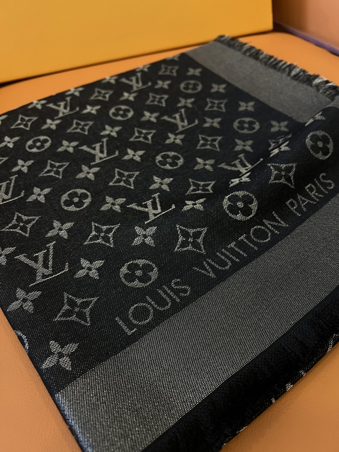 路L家-黑銀 經典Monogram 47%桑蠶絲 26%黏膠纖維 17%羊毛 10%聚酯纖維 140x140cm