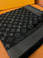 路L家-黑銀 經典Monogram 47%桑蠶絲 26%黏膠纖維 17%羊毛 10%聚酯纖維 140x140cm