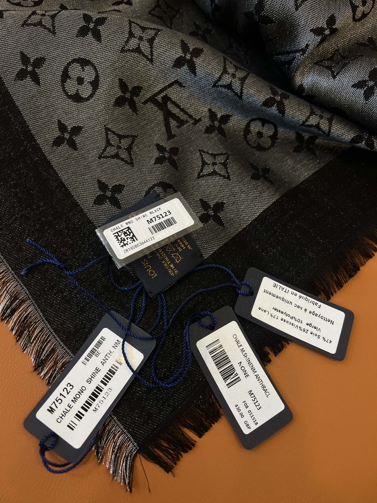 路L家-黑銀 經典Monogram 47%桑蠶絲 26%黏膠纖維 17%羊毛 10%聚酯纖維 140x140cm