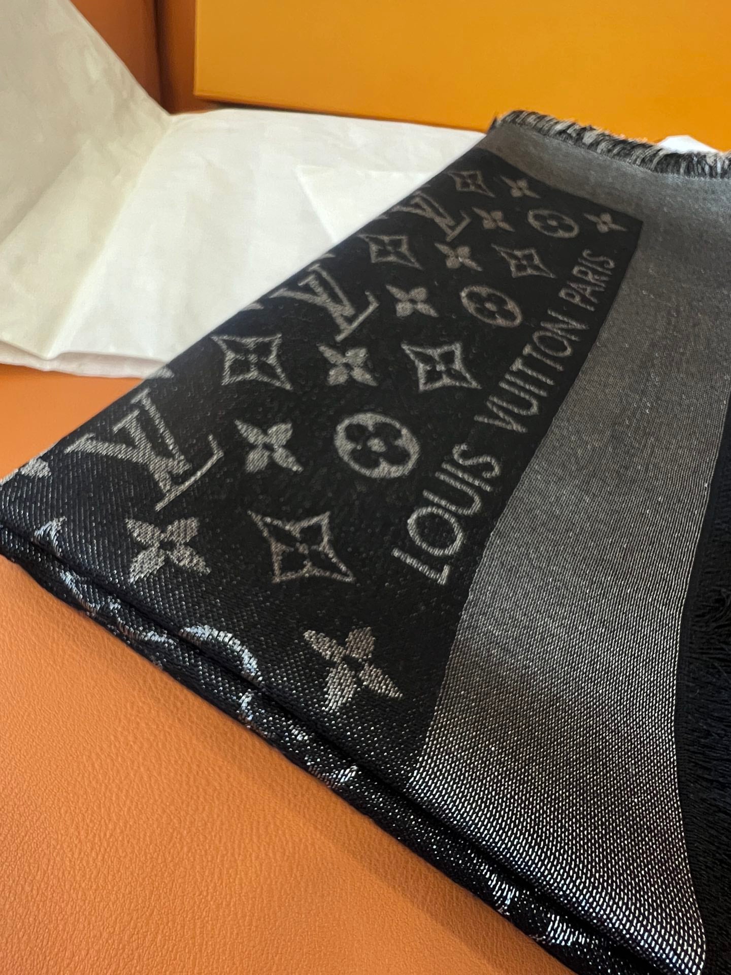 路L家-黑銀 經典Monogram 47%桑蠶絲 26%黏膠纖維 17%羊毛 10%聚酯纖維 140x140cm