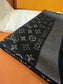 路L家-黑銀 經典Monogram 47%桑蠶絲 26%黏膠纖維 17%羊毛 10%聚酯纖維 140x140cm