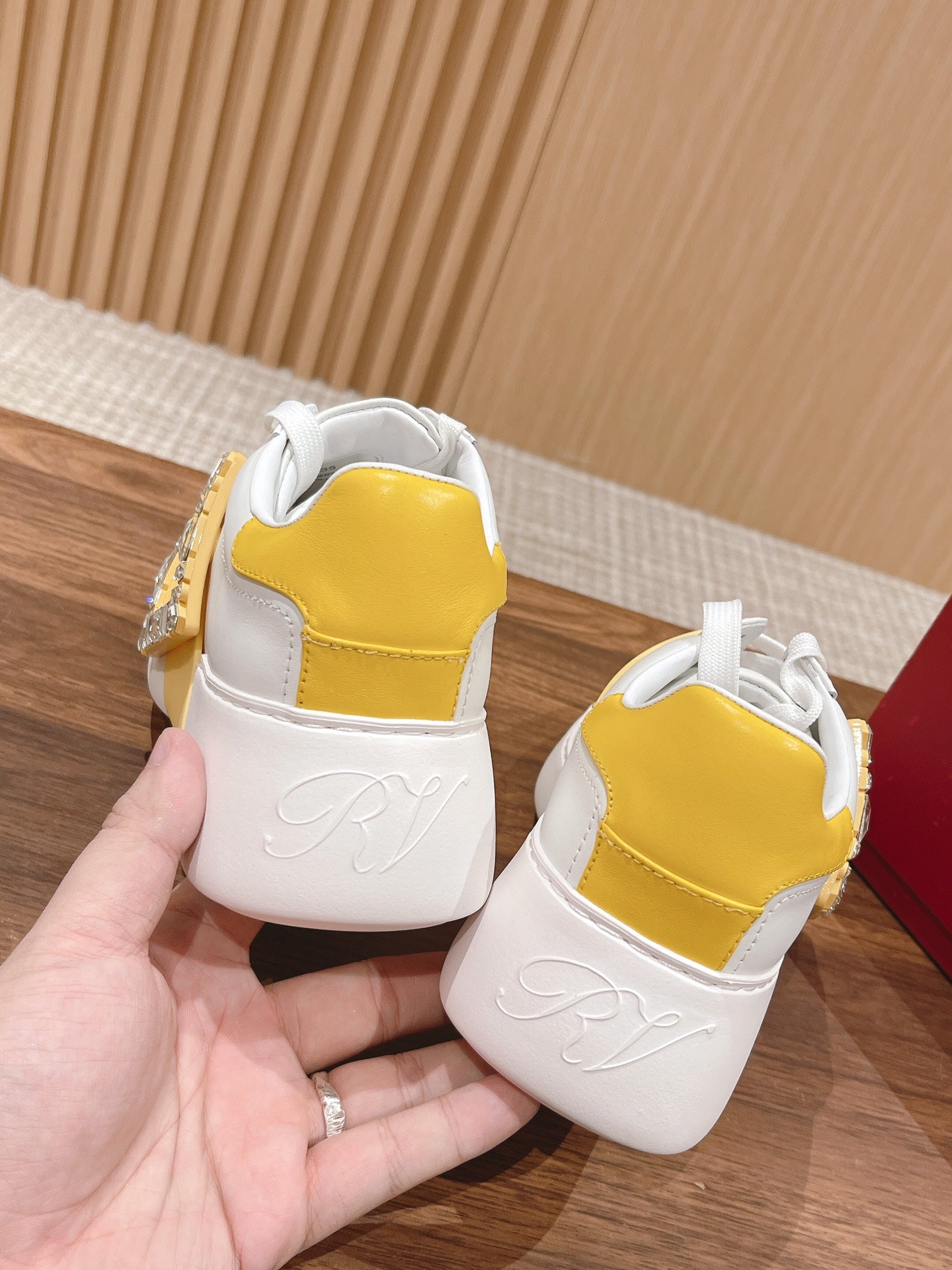 RV 春夏新款 鑽扣小白鞋 黃色