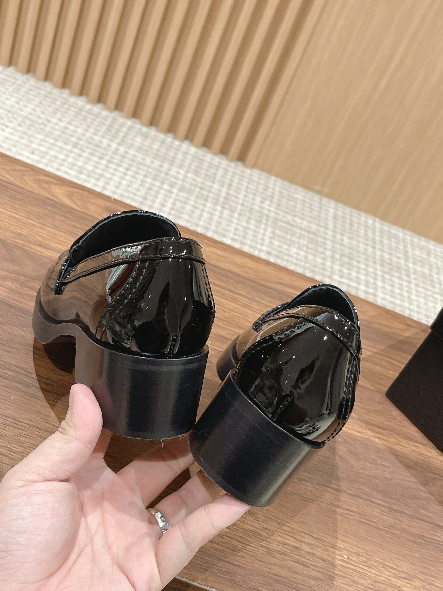 小香家-2023 愛心LOGO樂福鞋 漆皮黑