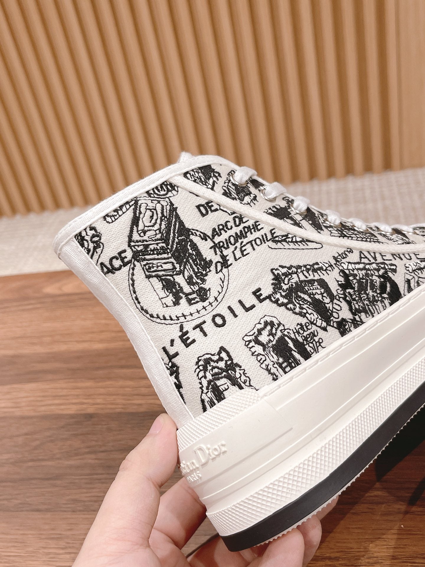 迪D家-𝐖𝐚𝐥𝐤'𝐧 高筒刺繡板鞋