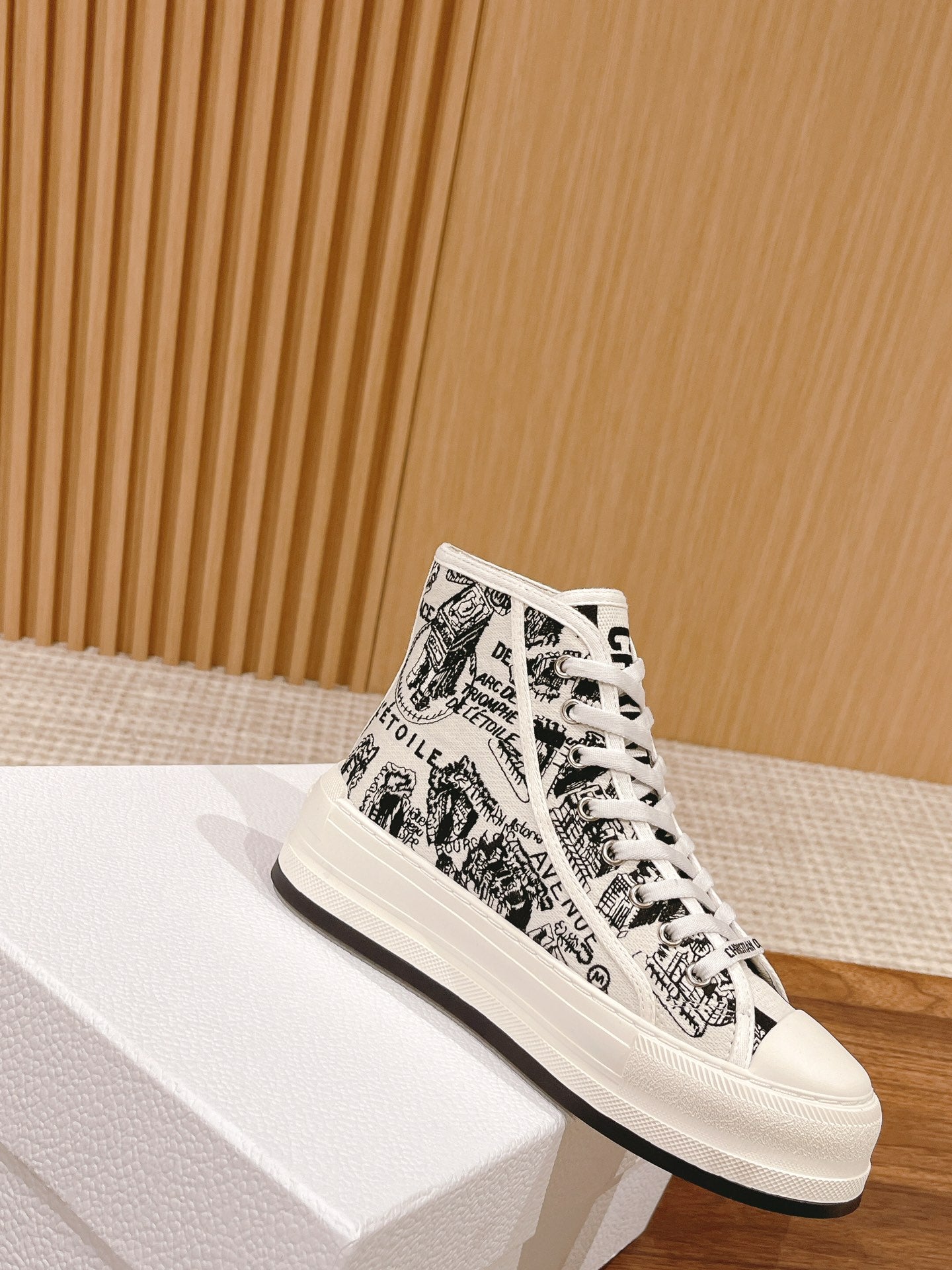 迪D家-𝐖𝐚𝐥𝐤'𝐧 高筒刺繡板鞋