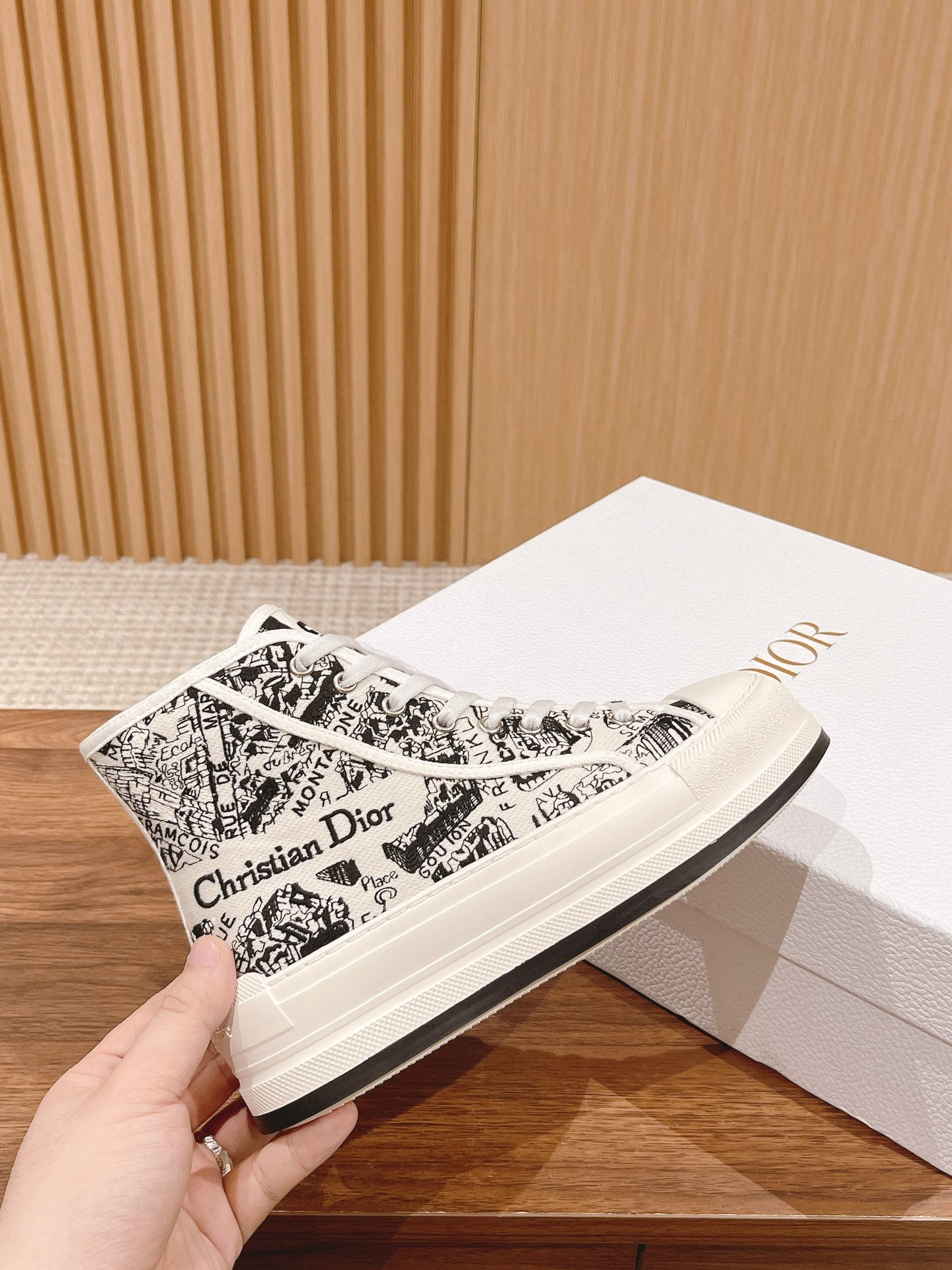 迪D家-𝐖𝐚𝐥𝐤'𝐧 高筒刺繡板鞋