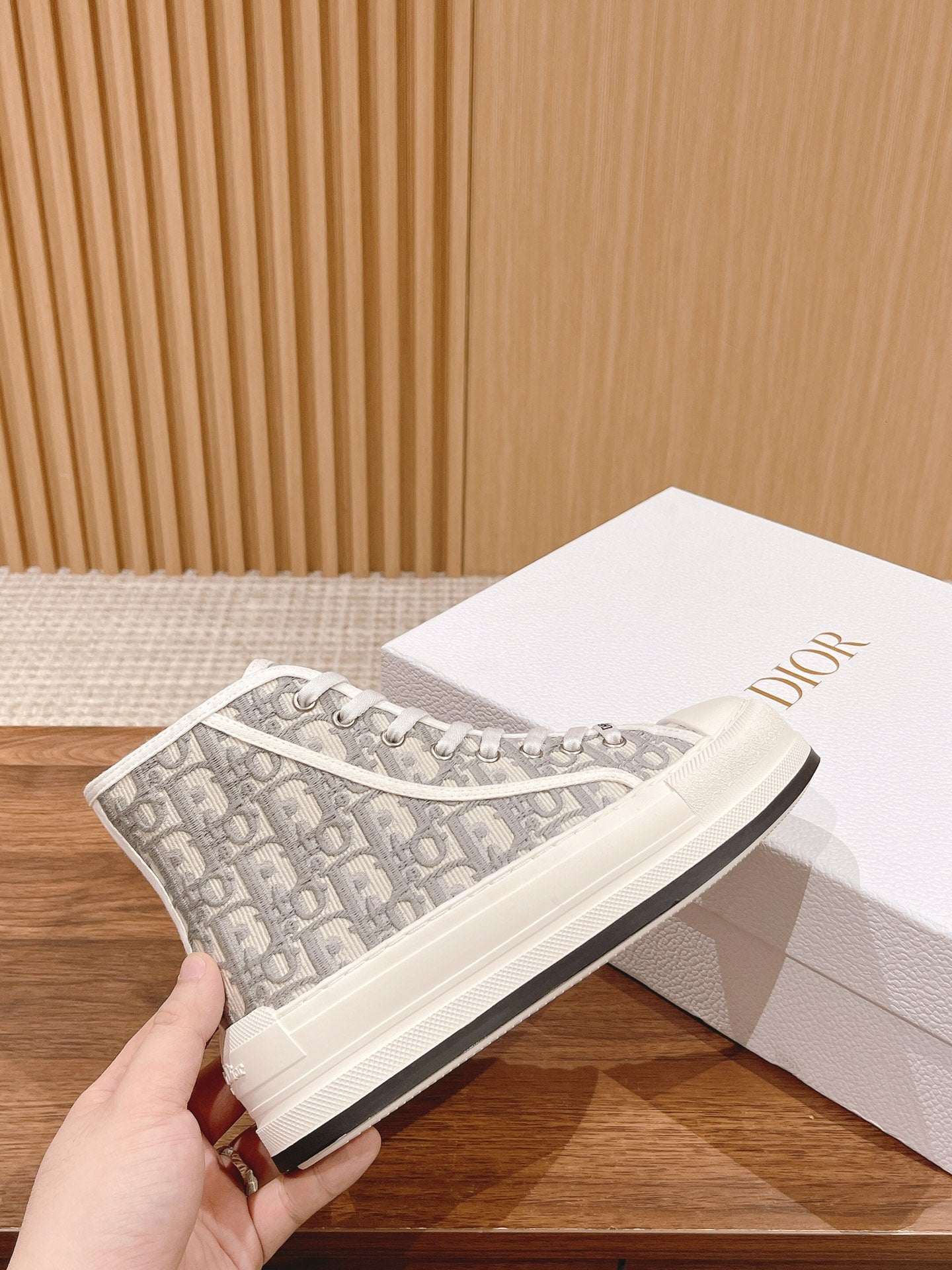 迪D家-𝐖𝐚𝐥𝐤'𝐧 高筒刺繡板鞋