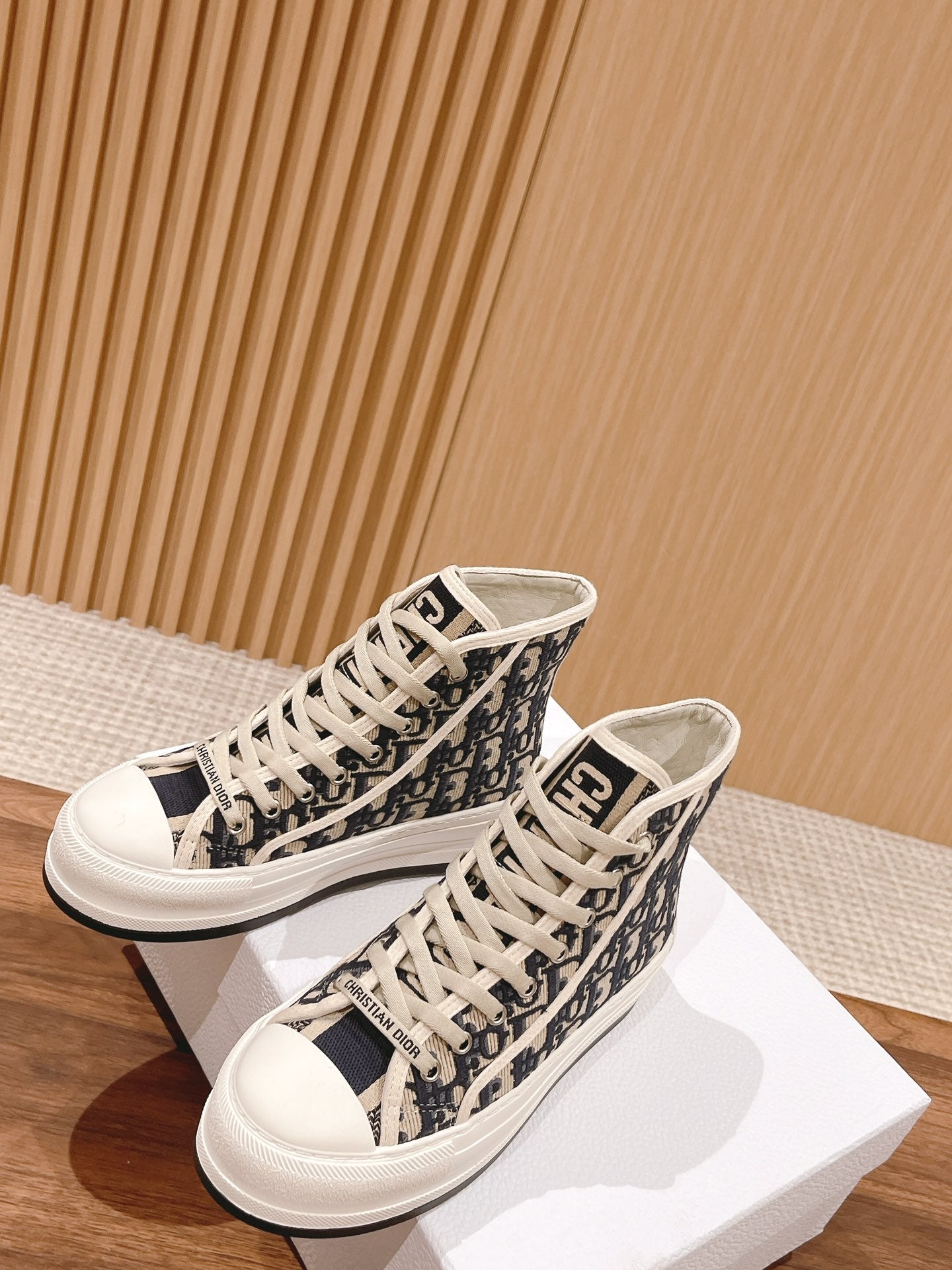迪D家-𝐖𝐚𝐥𝐤'𝐧 高筒刺繡板鞋