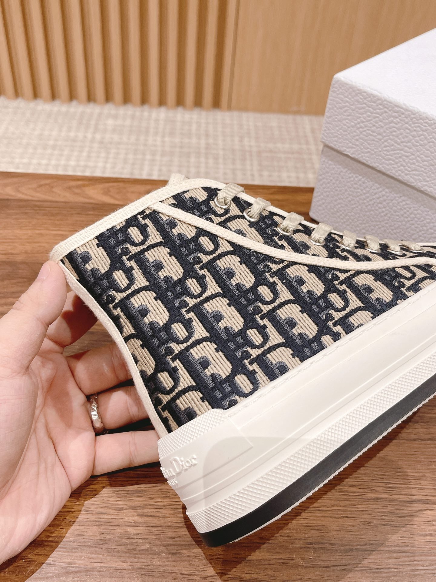 迪D家-𝐖𝐚𝐥𝐤'𝐧 高筒刺繡板鞋