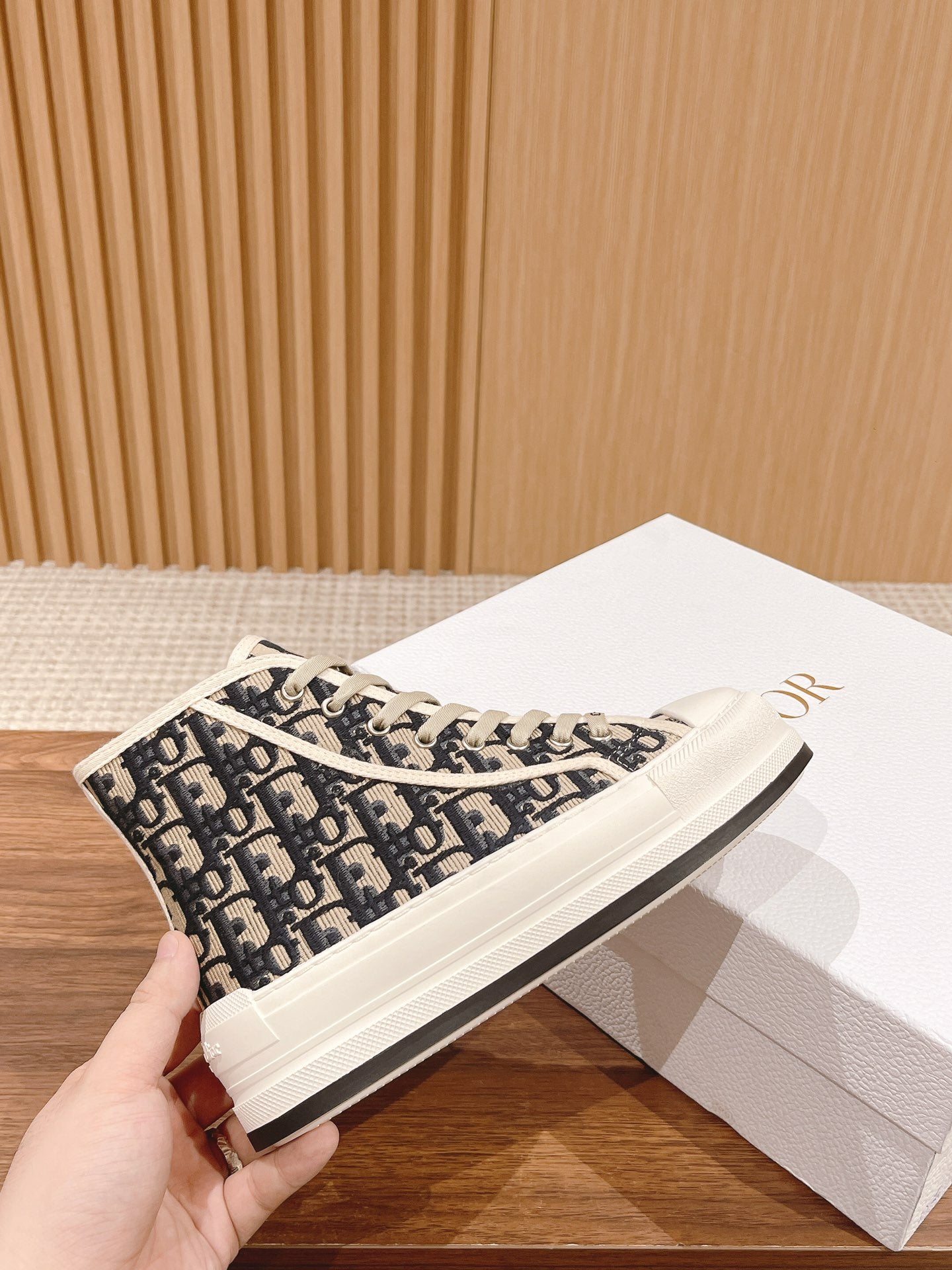 迪D家-𝐖𝐚𝐥𝐤'𝐧 高筒刺繡板鞋