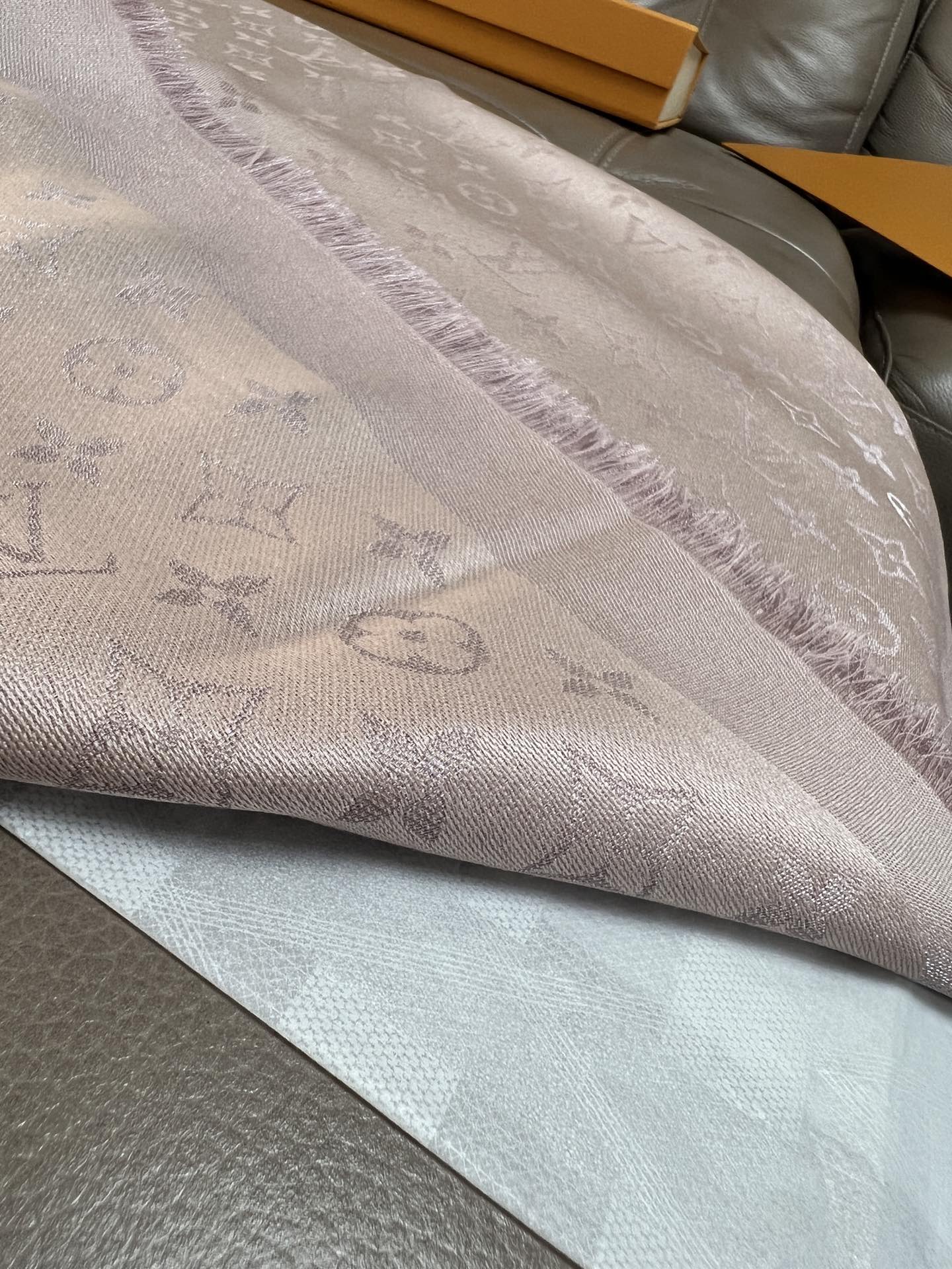 路L家-粉銀 經典Monogram 47%桑蠶絲 26%黏膠纖維 17%羊毛 10%聚酯纖維 140x140cm