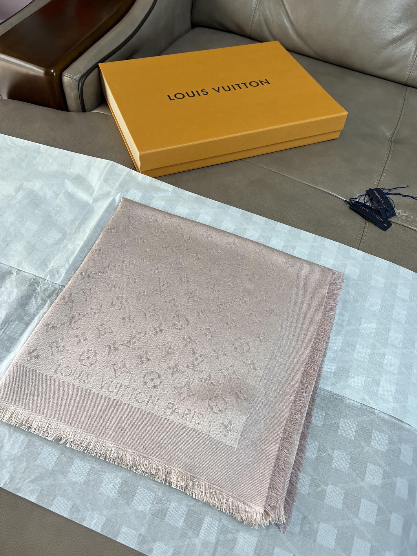 路L家-粉銀 經典Monogram 47%桑蠶絲 26%黏膠纖維 17%羊毛 10%聚酯纖維 140x140cm