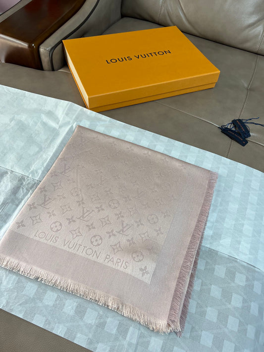 路L家-粉銀 經典Monogram 47%桑蠶絲 26%黏膠纖維 17%羊毛 10%聚酯纖維 140x140cm