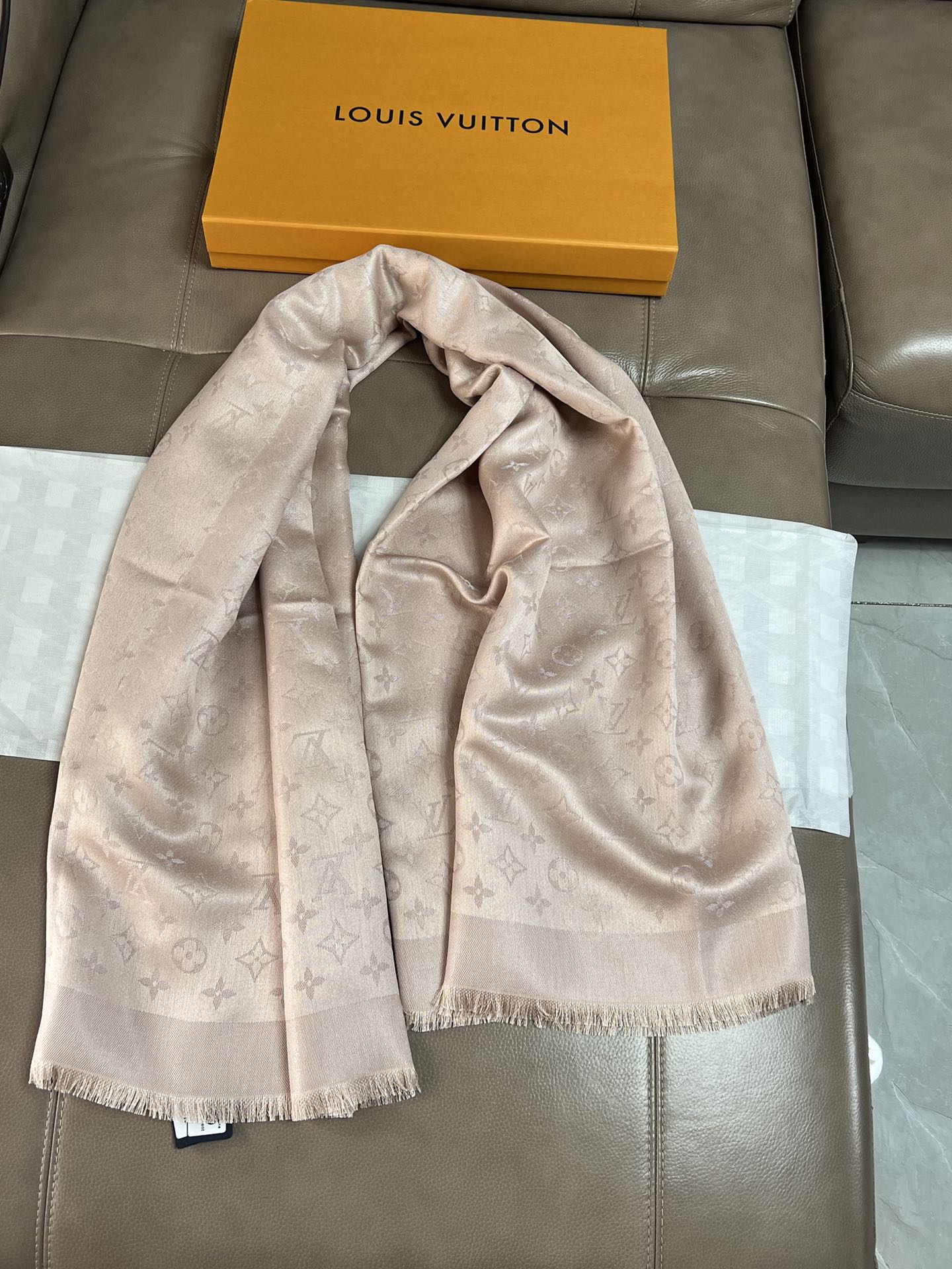 路L家-粉銀 經典Monogram 47%桑蠶絲 26%黏膠纖維 17%羊毛 10%聚酯纖維 140x140cm