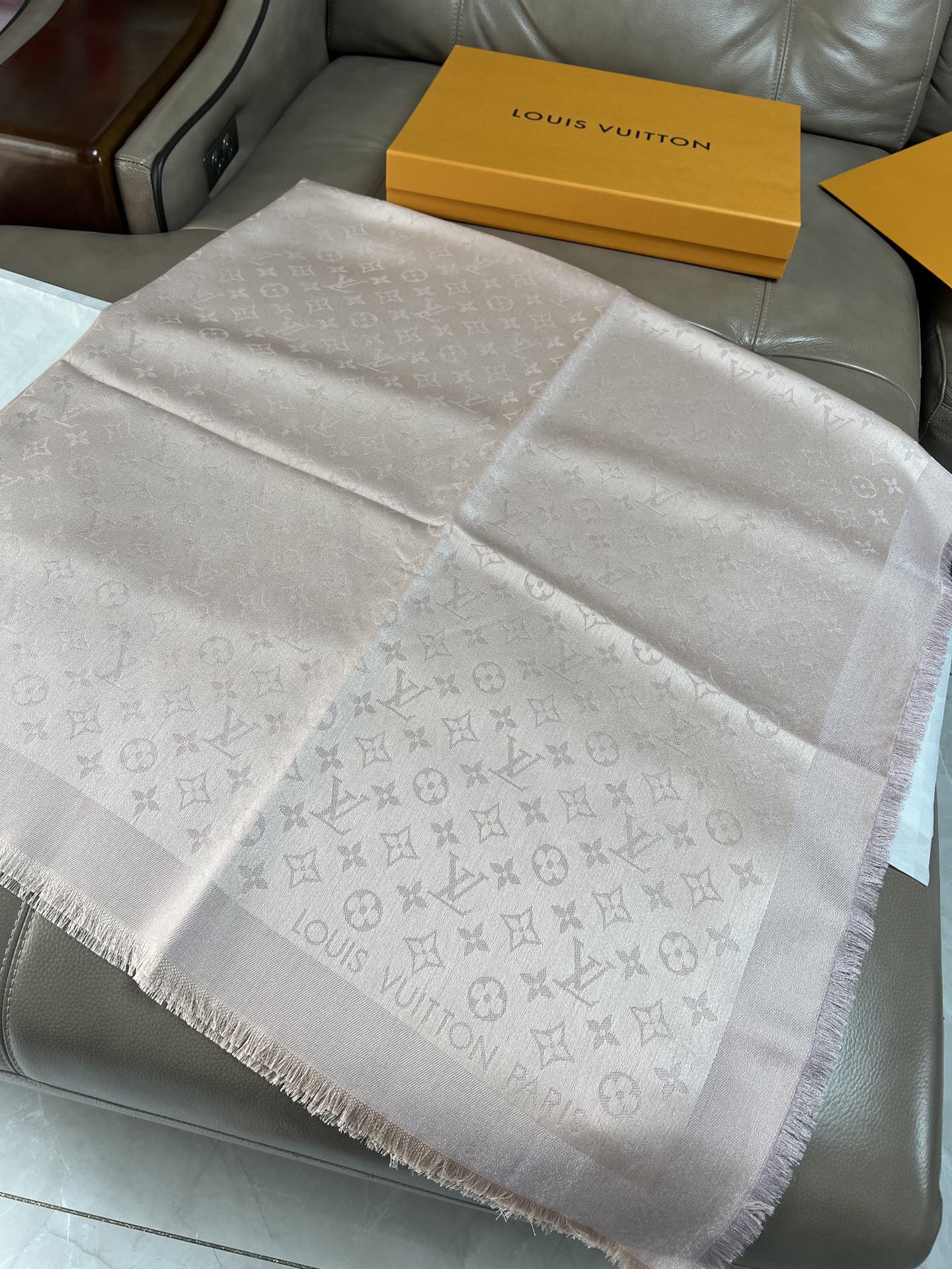 路L家-粉銀 經典Monogram 47%桑蠶絲 26%黏膠纖維 17%羊毛 10%聚酯纖維 140x140cm