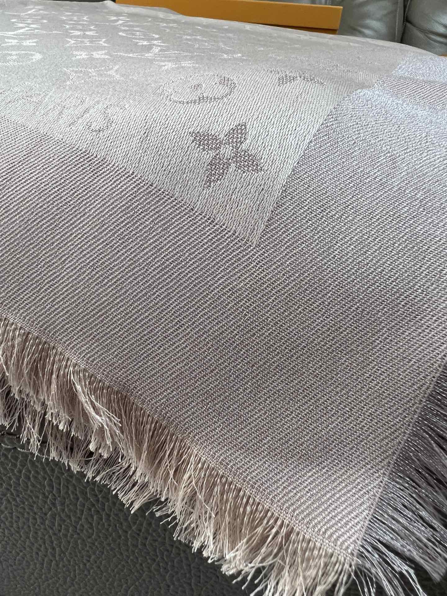 路L家-粉銀 經典Monogram 47%桑蠶絲 26%黏膠纖維 17%羊毛 10%聚酯纖維 140x140cm