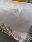 路L家-粉銀 經典Monogram 47%桑蠶絲 26%黏膠纖維 17%羊毛 10%聚酯纖維 140x140cm