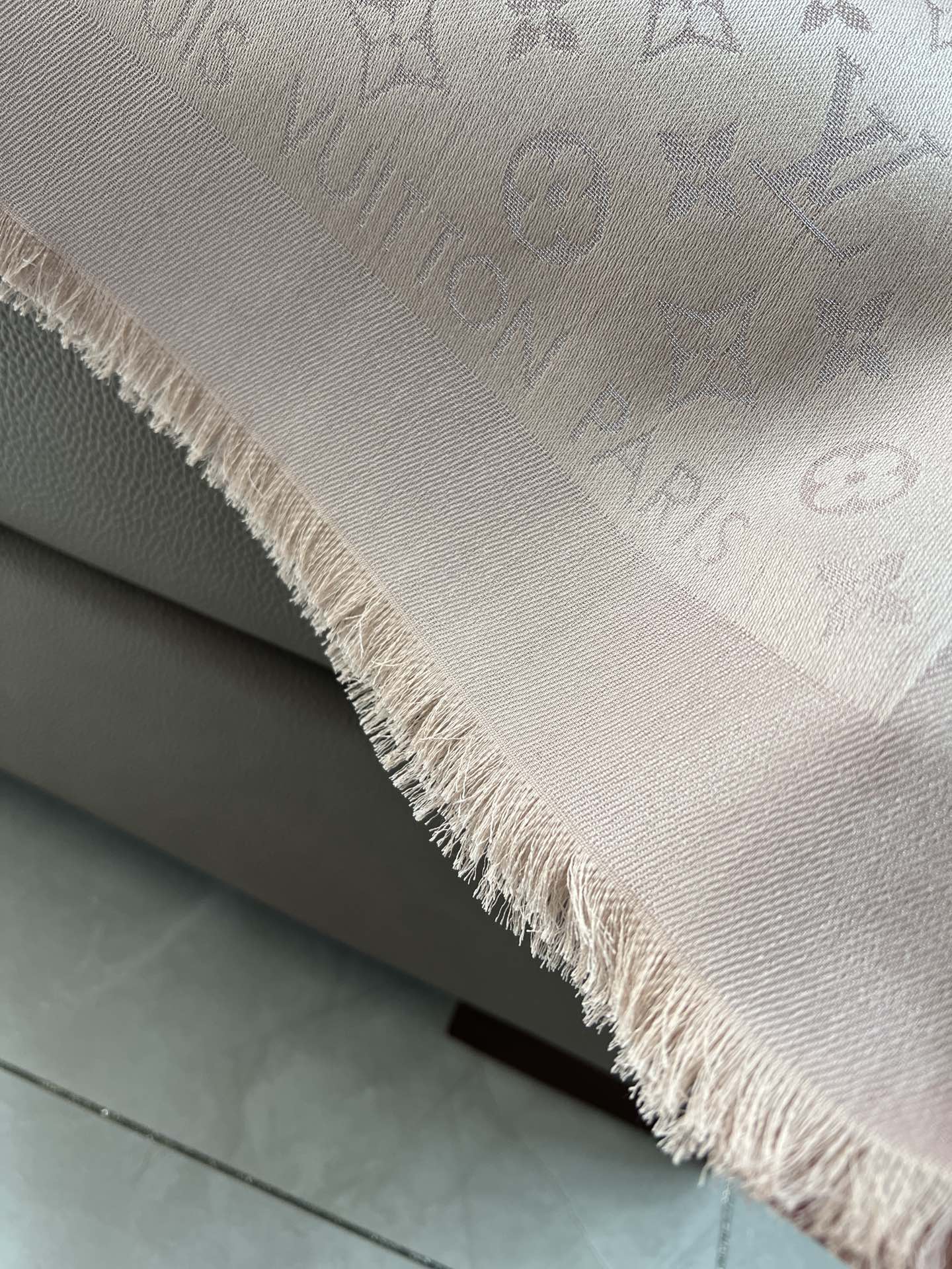 路L家-粉銀 經典Monogram 47%桑蠶絲 26%黏膠纖維 17%羊毛 10%聚酯纖維 140x140cm