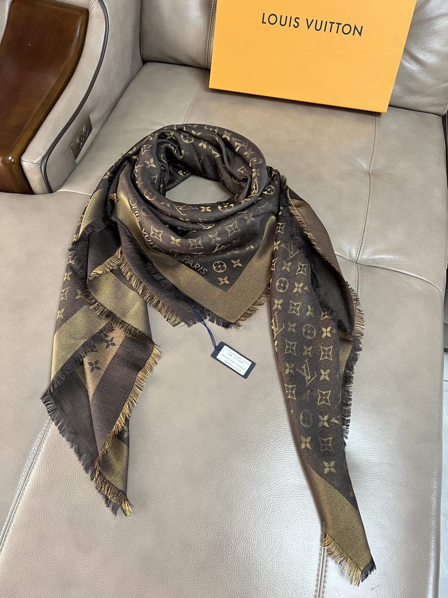 路L家-咖金 經典Monogram 47%桑蠶絲 26%黏膠纖維 17%羊毛 10%聚酯纖維 140x140cm