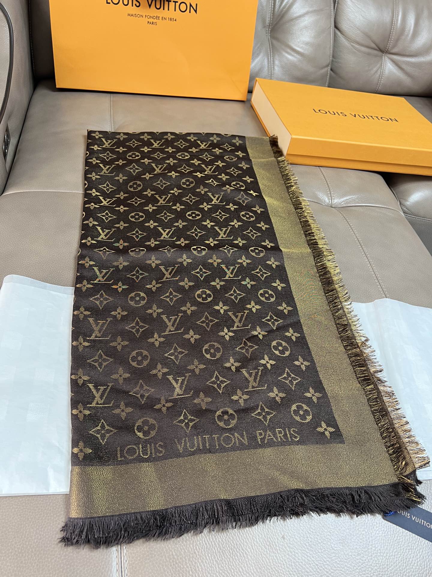 路L家-咖金 經典Monogram 47%桑蠶絲 26%黏膠纖維 17%羊毛 10%聚酯纖維 140x140cm