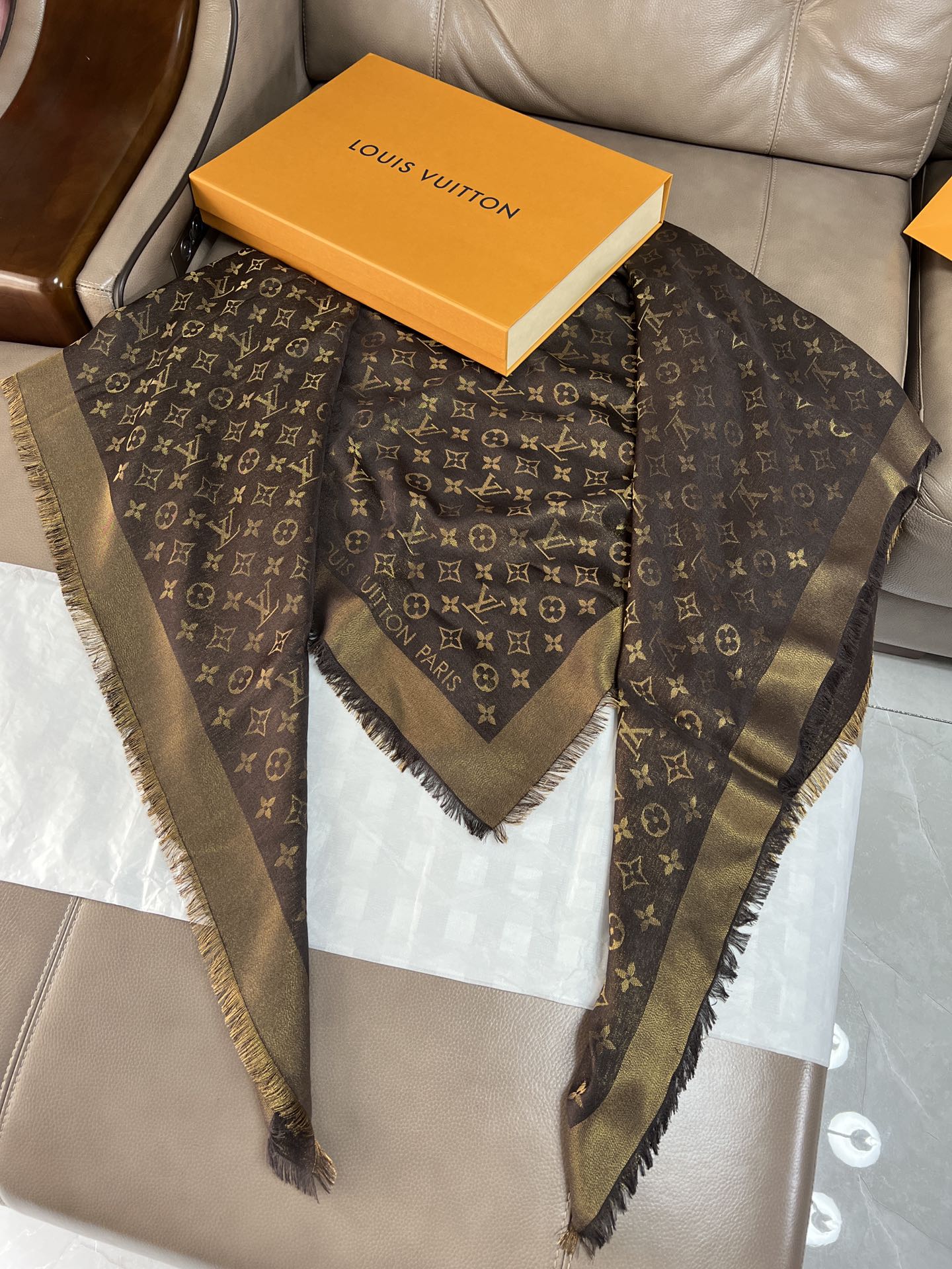 路L家-咖金 經典Monogram 47%桑蠶絲 26%黏膠纖維 17%羊毛 10%聚酯纖維 140x140cm