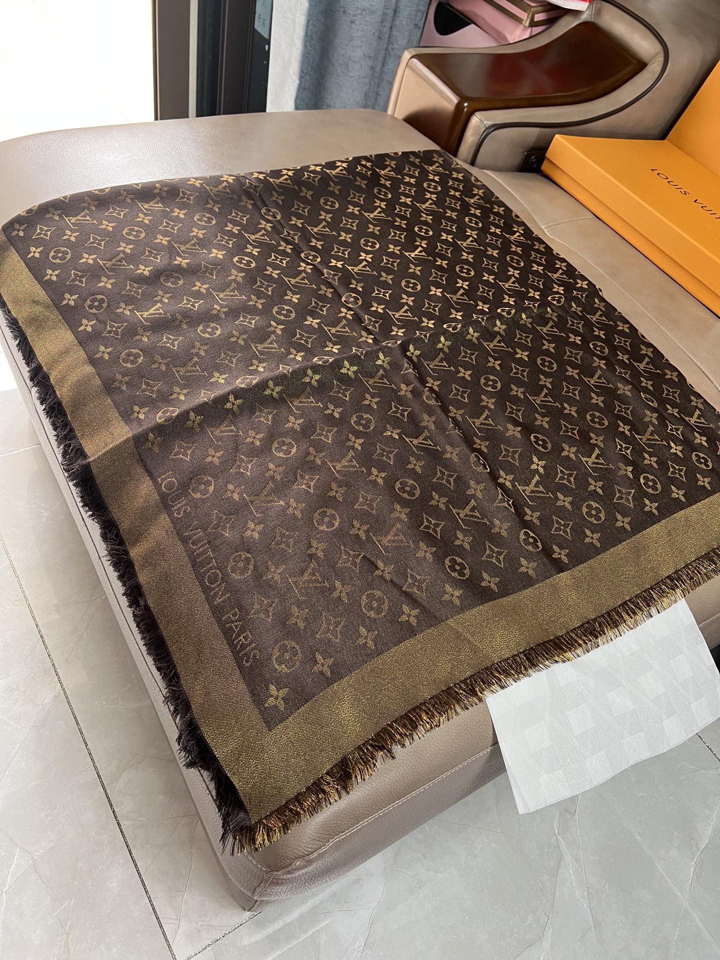 路L家-咖金 經典Monogram 47%桑蠶絲 26%黏膠纖維 17%羊毛 10%聚酯纖維 140x140cm