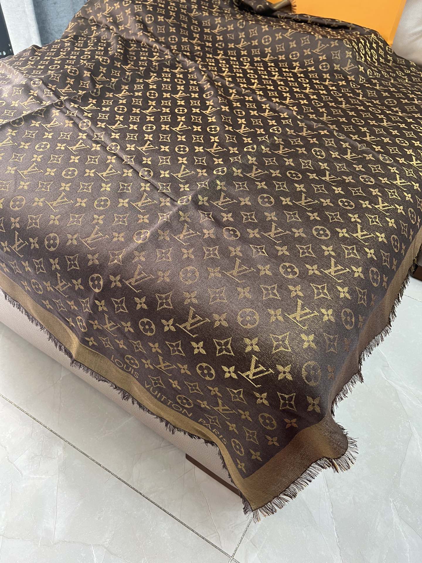 路L家-咖金 經典Monogram 47%桑蠶絲 26%黏膠纖維 17%羊毛 10%聚酯纖維 140x140cm