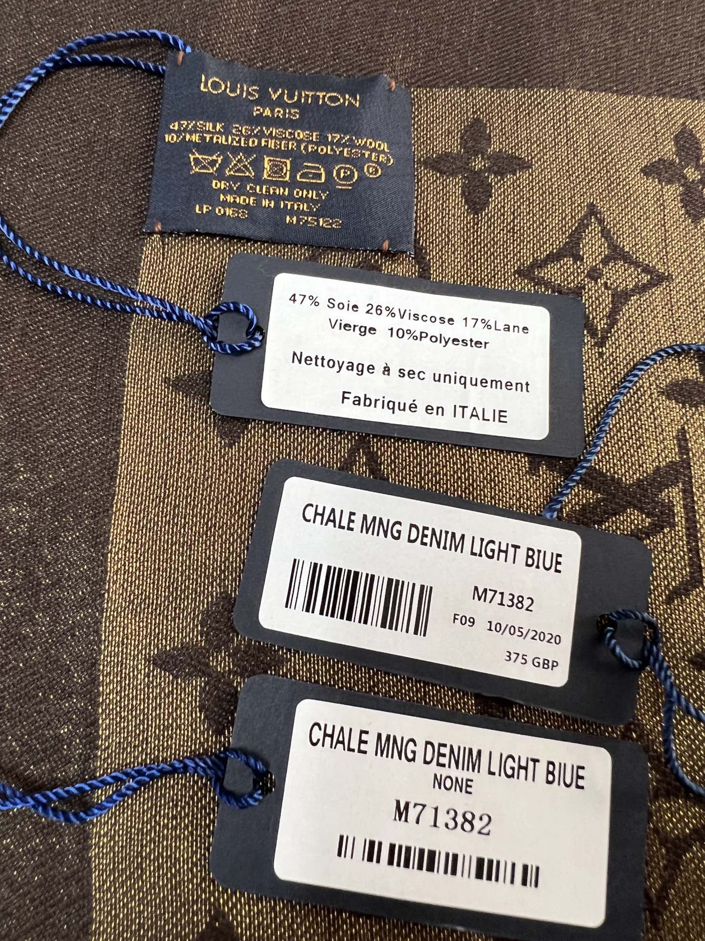 路L家-咖金 經典Monogram 47%桑蠶絲 26%黏膠纖維 17%羊毛 10%聚酯纖維 140x140cm