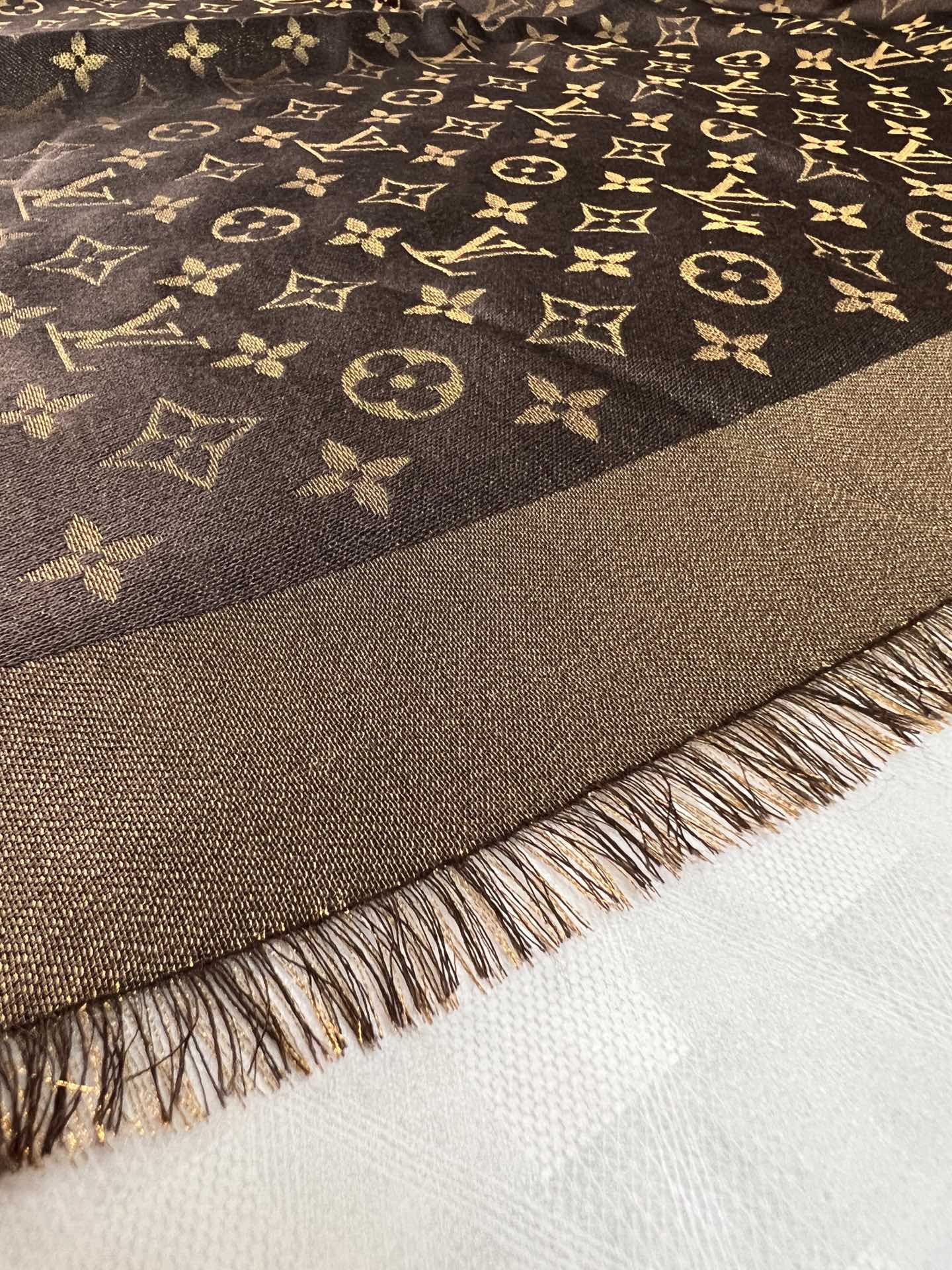 路L家-咖金 經典Monogram 47%桑蠶絲 26%黏膠纖維 17%羊毛 10%聚酯纖維 140x140cm