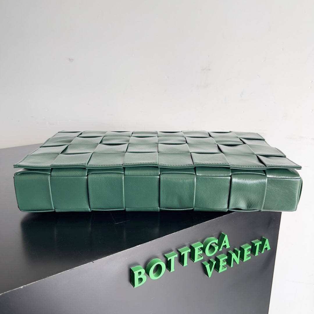 B編織-油蠟皮Intrecciato工藝斜跨包 墨綠