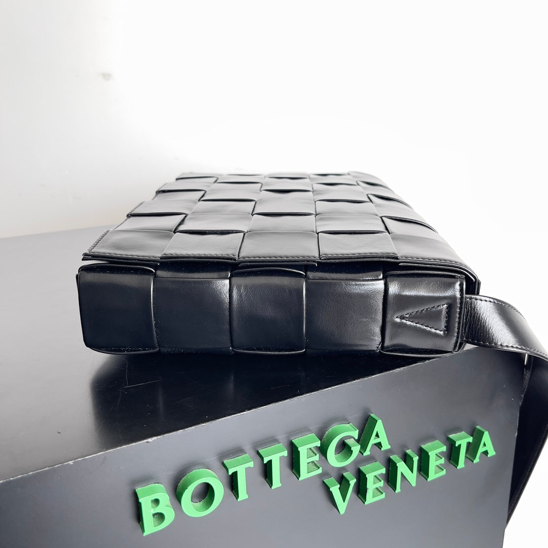 B編織-油蠟皮Intrecciato工藝斜跨包 黑色