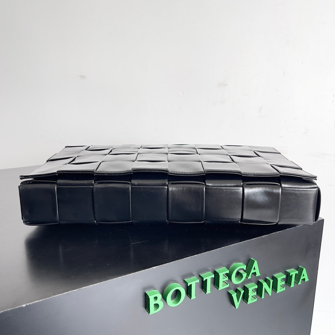 B編織-油蠟皮Intrecciato工藝斜跨包 黑色