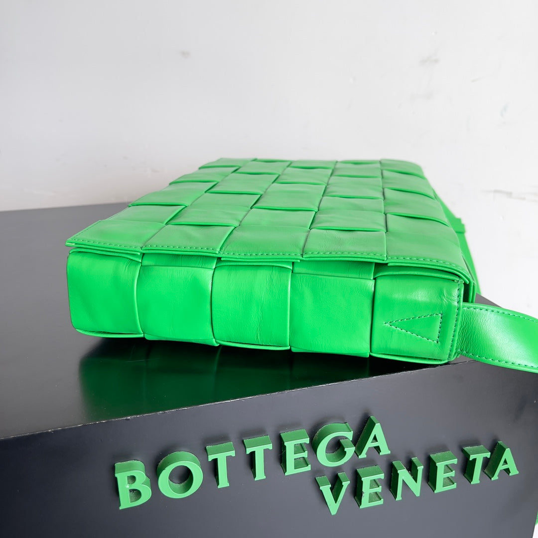 B編織-油蠟皮Intrecciato工藝斜跨包 孔雀綠