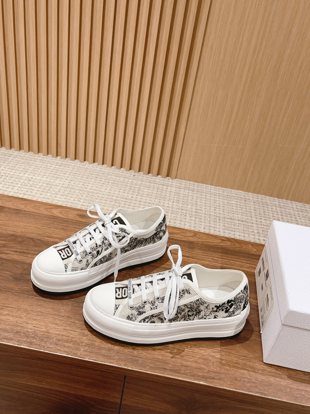 迪D家-𝐖𝐚𝐥𝐤'𝐧 低筒刺繡板鞋