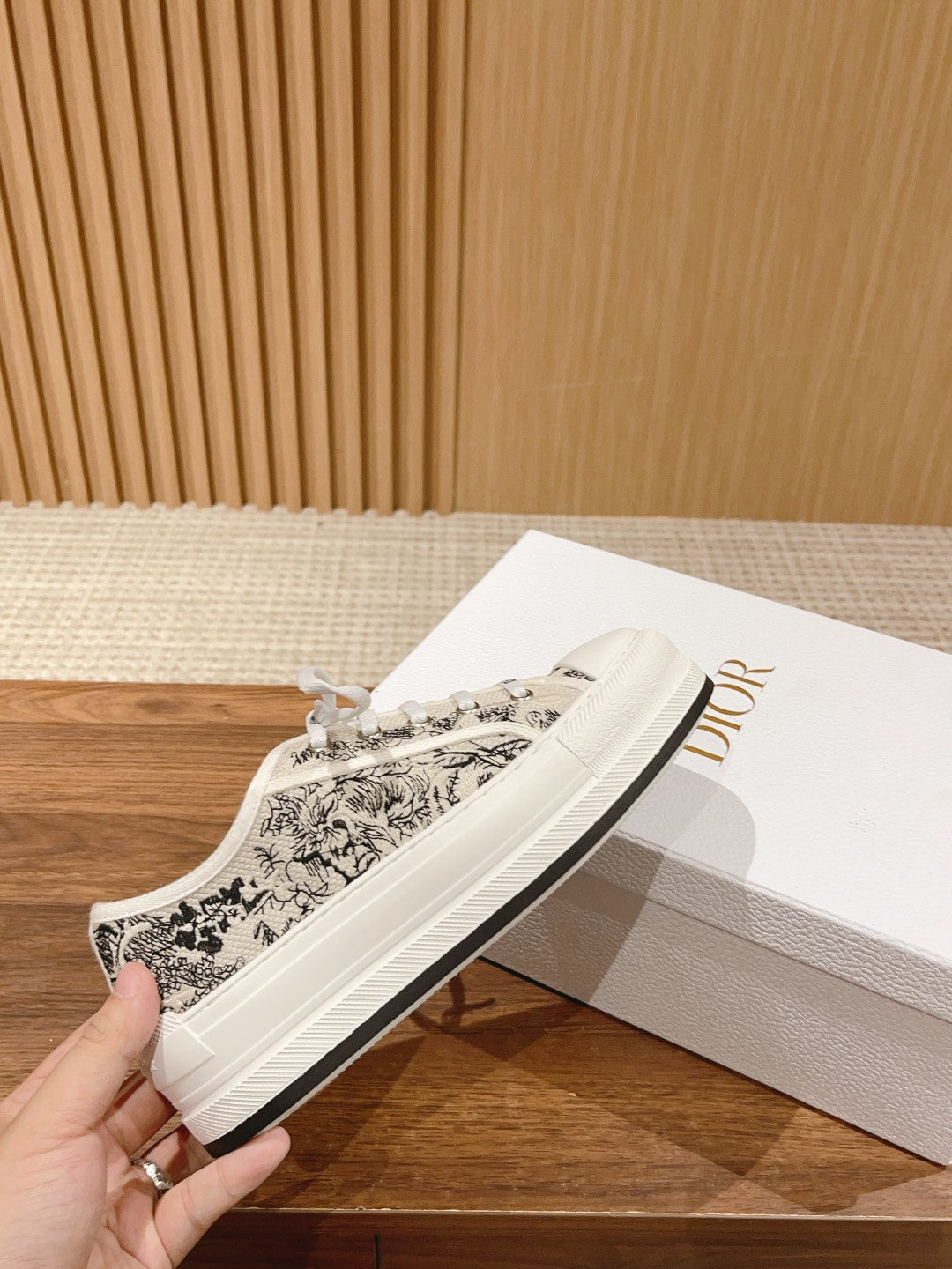 迪D家-𝐖𝐚𝐥𝐤'𝐧 低筒刺繡板鞋