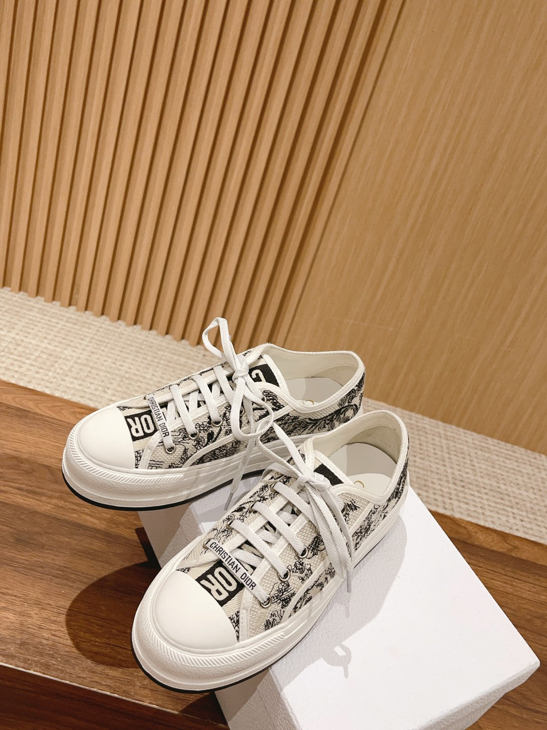 迪D家-𝐖𝐚𝐥𝐤'𝐧 低筒刺繡板鞋