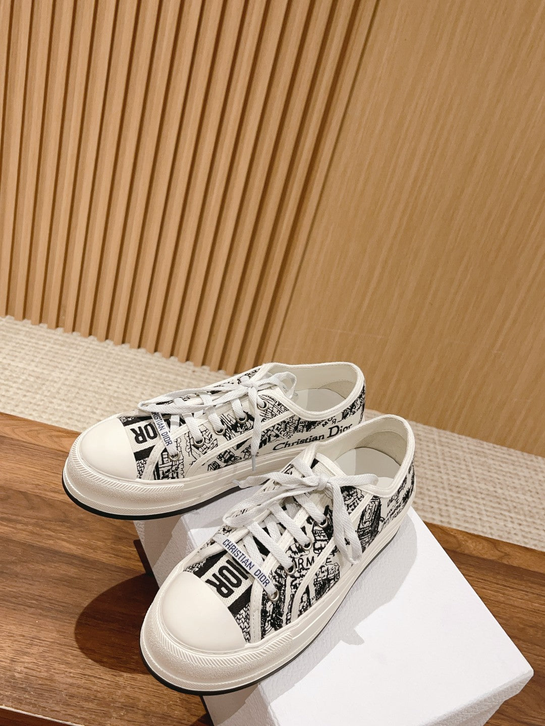迪D家-𝐖𝐚𝐥𝐤'𝐧 低筒刺繡板鞋