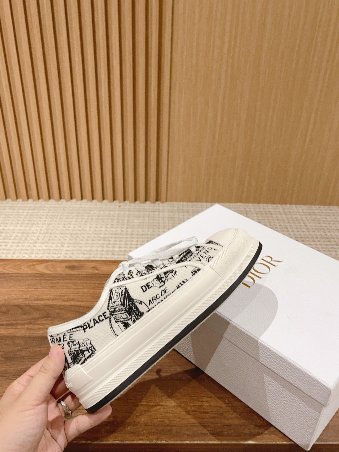迪D家-𝐖𝐚𝐥𝐤'𝐧 低筒刺繡板鞋