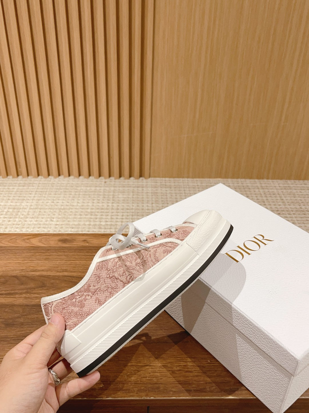 迪D家-𝐖𝐚𝐥𝐤'𝐧 低筒刺繡板鞋